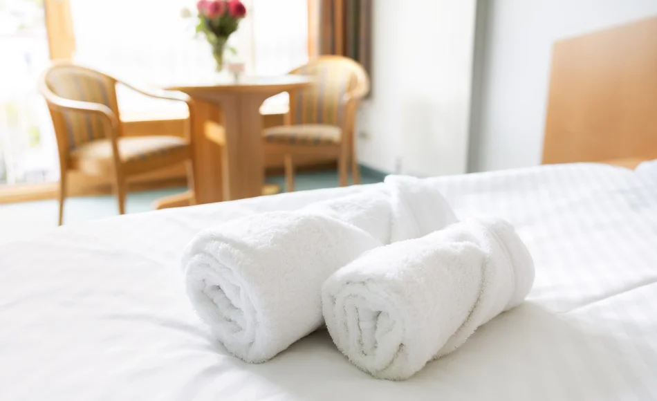 Frische Handtücher auf einem Bett