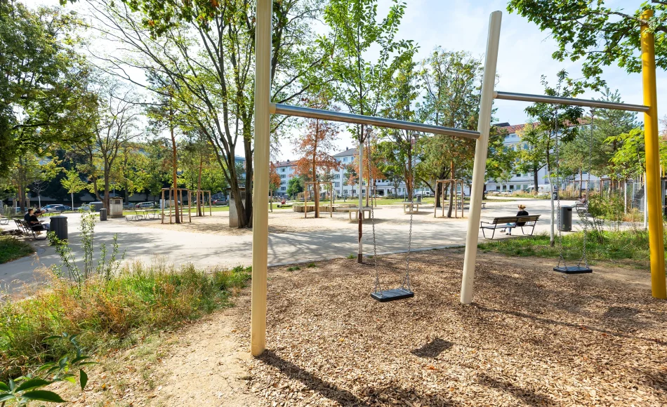 Schaukel auf dem Diakonissenplatz