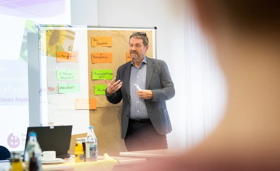 Workshopleiter spricht vor Teilnehmern