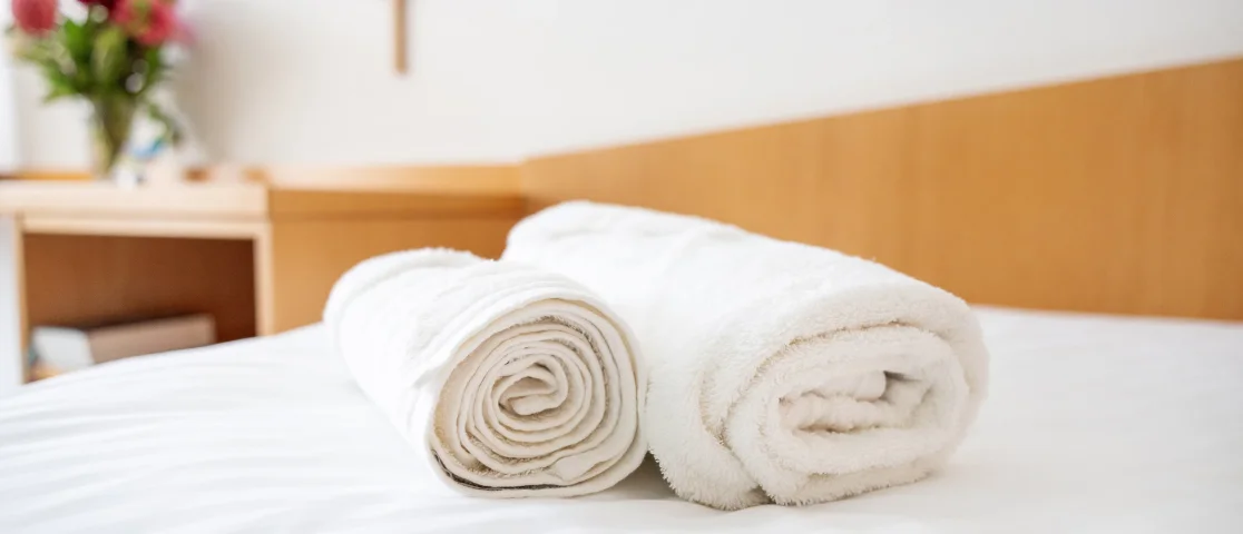 Frische Handtücher auf einem Bett