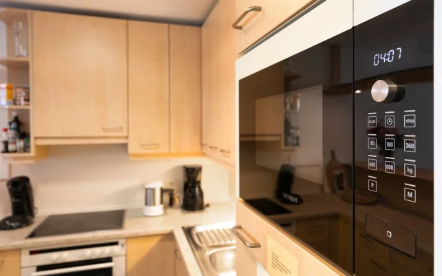 Küche mit Mikrowelle