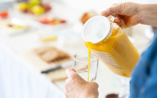 Orangensaft vom Frühstücksbuffet